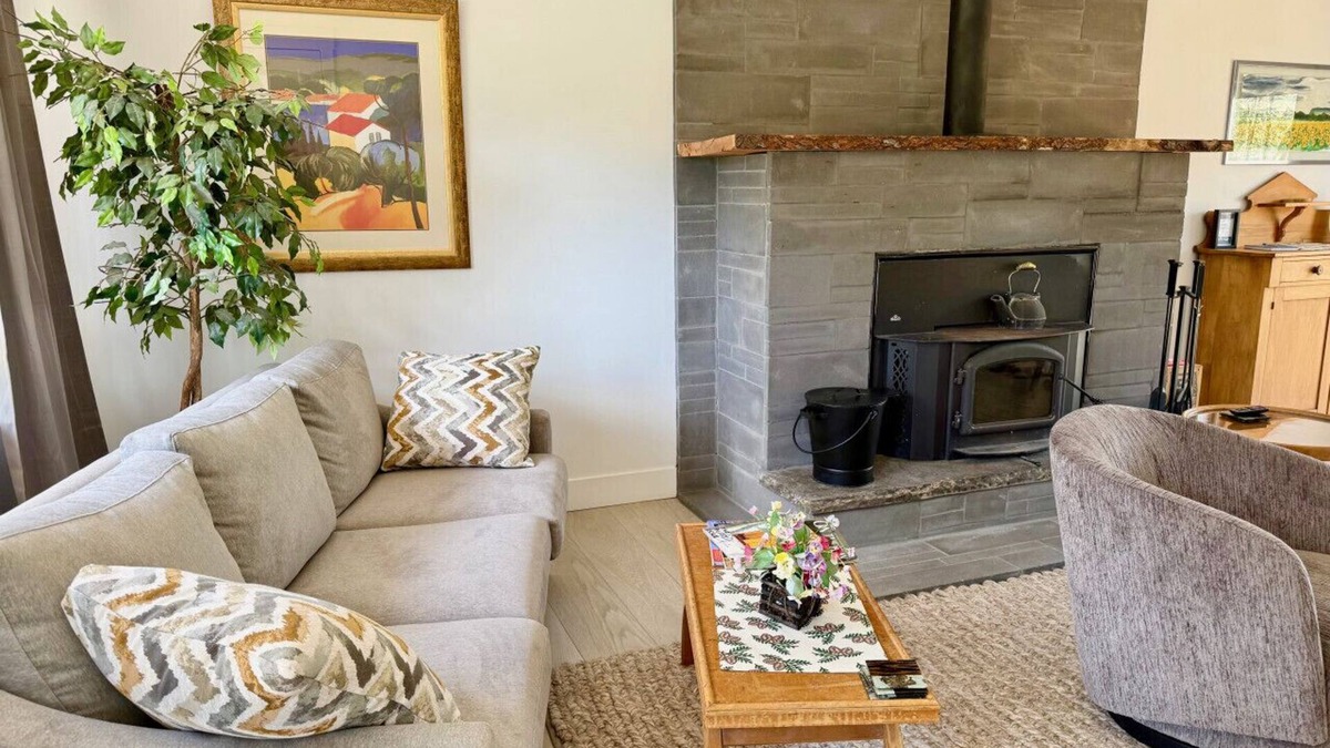 Meaford Cabin | Riverwood Retreat: Modern Charm by the River