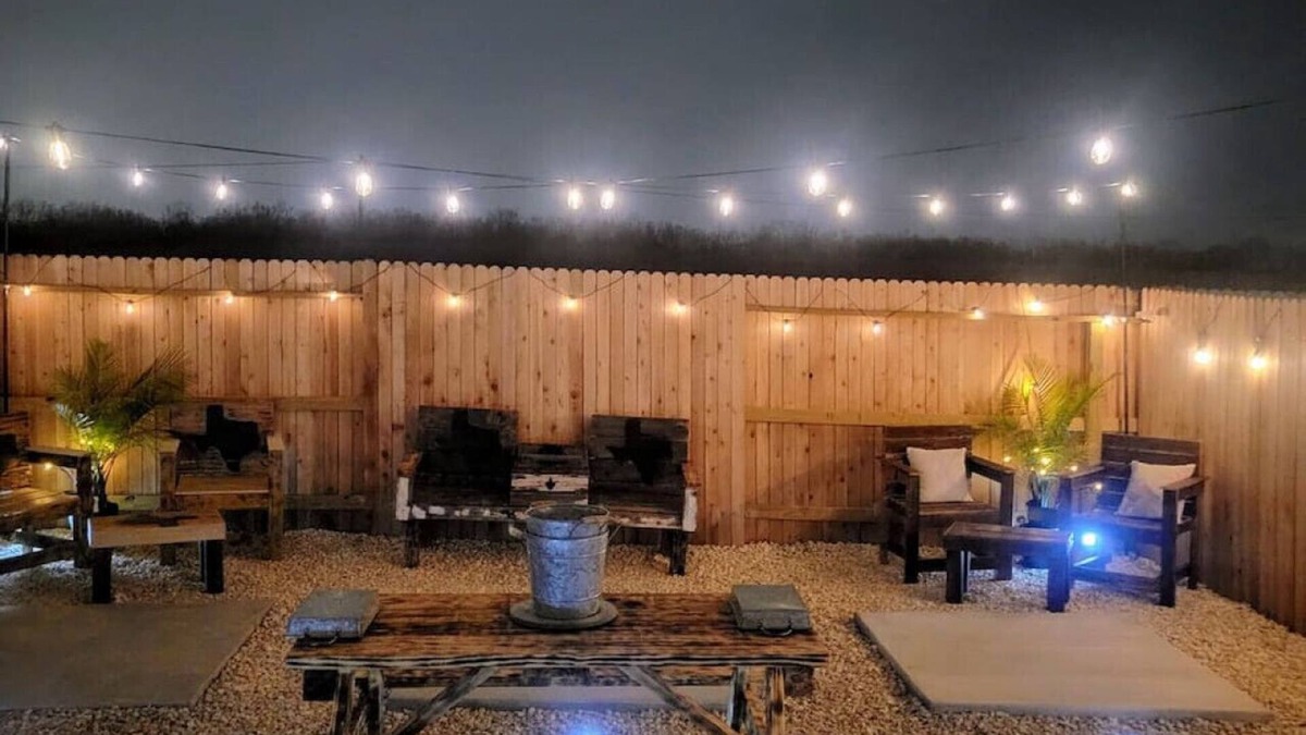 Southside House | RJ's Retreats Yellow Room
