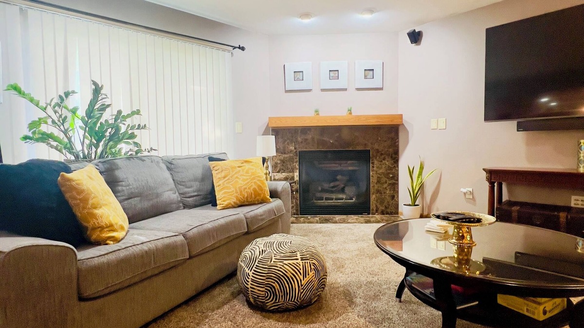 Milwaukee House | RNC! Delightful 3-bedroom house in Milwaukee with garage and a beautiful yard.