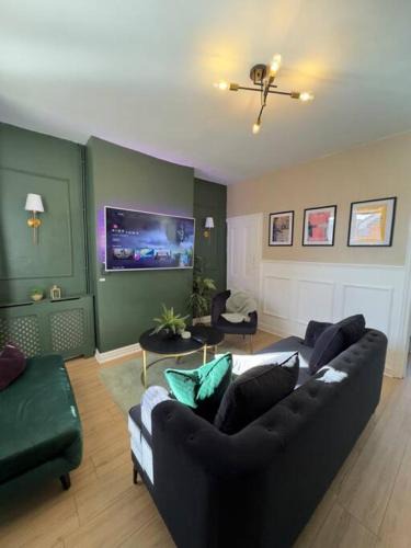 Cradley House | RNM - Business Contractors Ready! 3 Bedrooms, Efficient Savings! Entire House,Smart Tv, 2 Lounges, Dining Area, Private Gated Parking, Easy Access, Close to M5, Train Station, Bus Routes, Kitchen and Washroom plus amenities included!