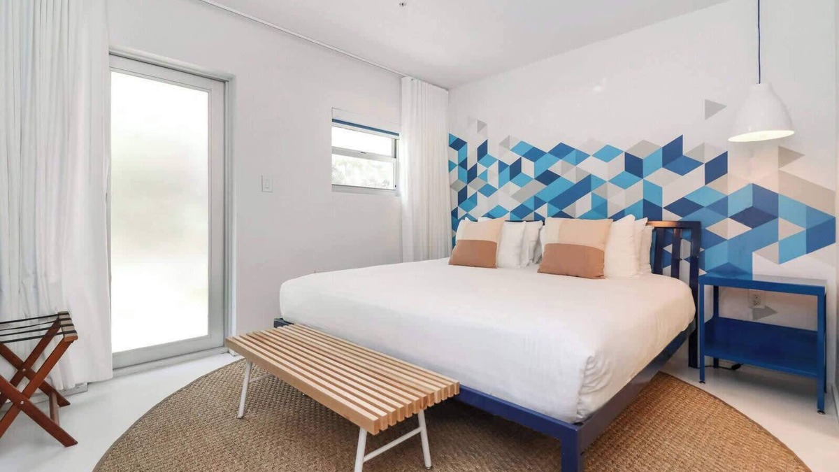 South Pointe House | Roami at 250 Collins | 8 Bed Combo | Rooftop Pool