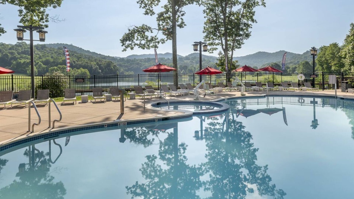 Roanoke Cabin | Roanoke ADA Room | Park View + Resort Amenities