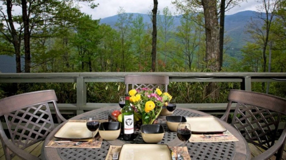 Burnsville Ski Chalet | 🌲Roaring Fork Chalet: MTN View, Hiking, Waterfalls, Trails - Dog Friendly!🐕🦺
