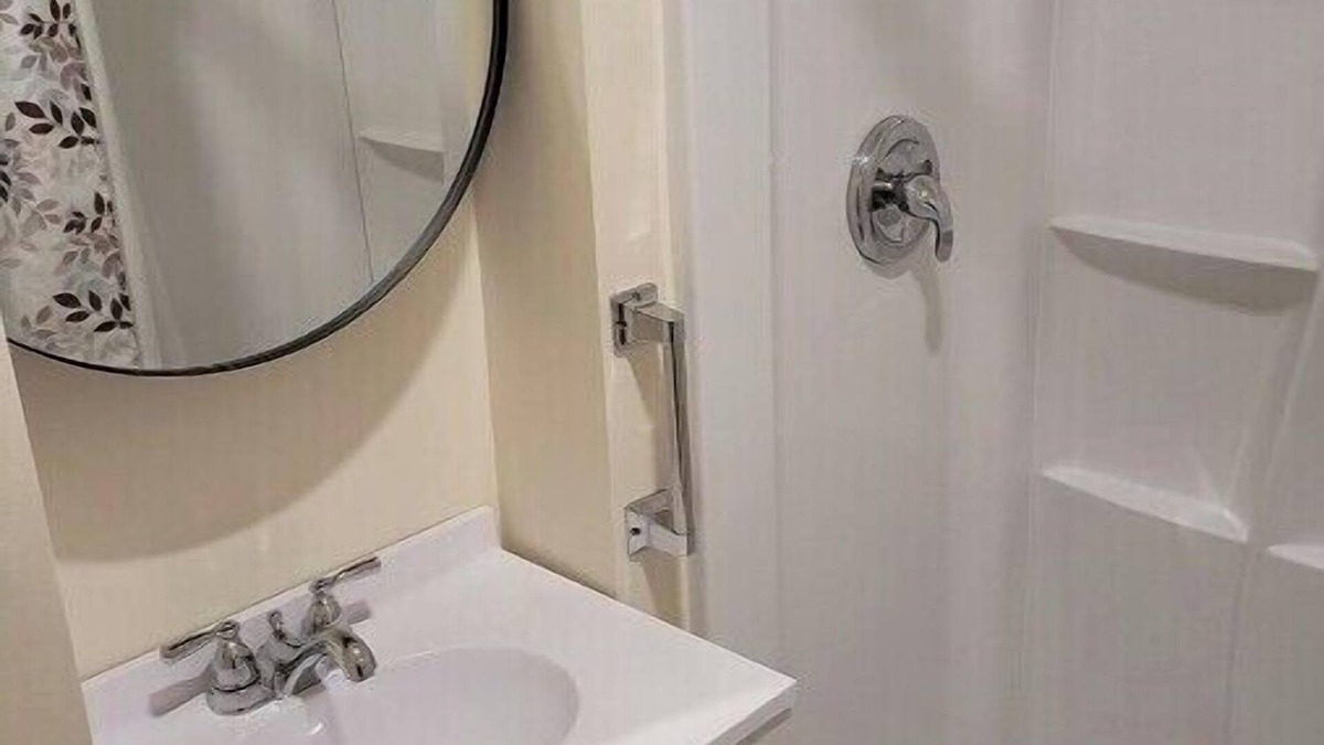 East Haven  Rutland County Apartment | Roberts ave. Immaculate Rental For Nurses Apt C