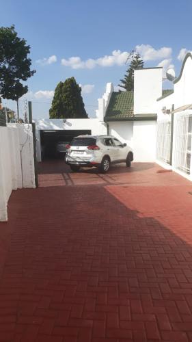Robertsham House | Robertsham (Halaal) Self Catering Cottages 2