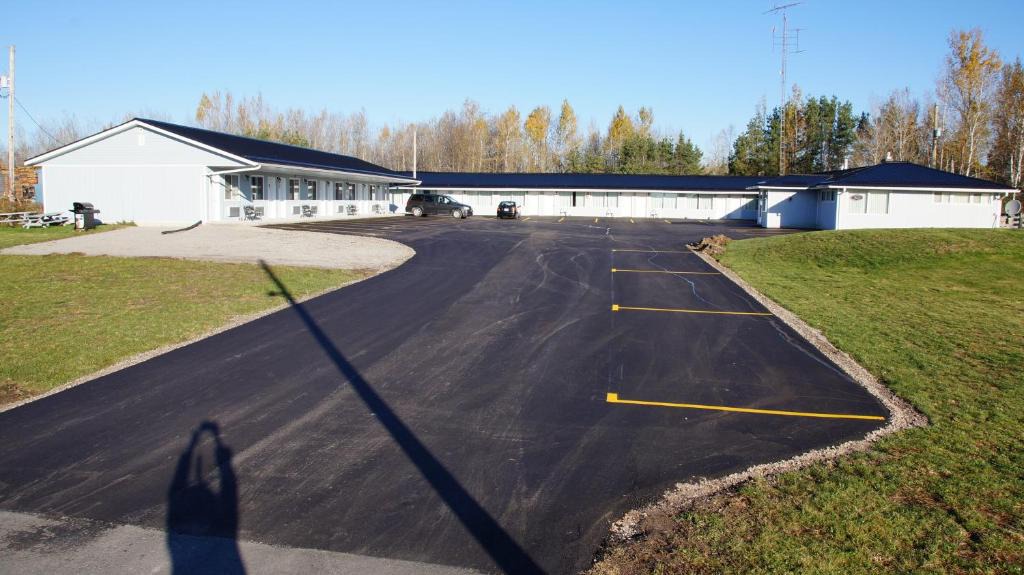Otonabee-South Monaghan Hotel | Robyn's Motel
