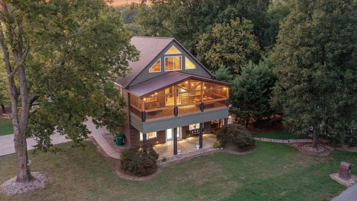Utica House | Rock and Roll River House