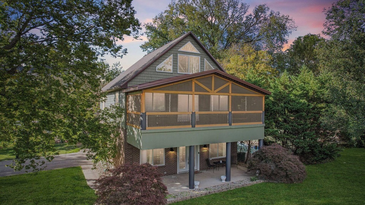 Utica House | Rock & Roll RiverHouse: Pool Table, Mins to Louisville!