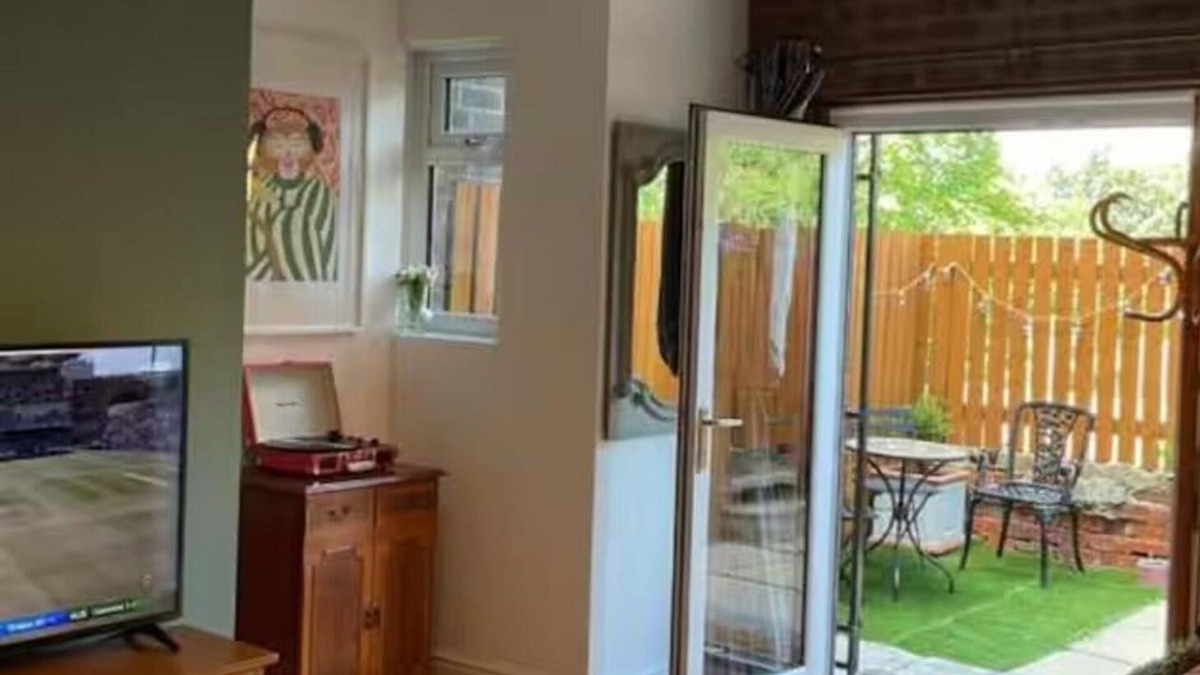 Leeds Apartment | Rock Studio - Free Parking & WiFi Near City Centre