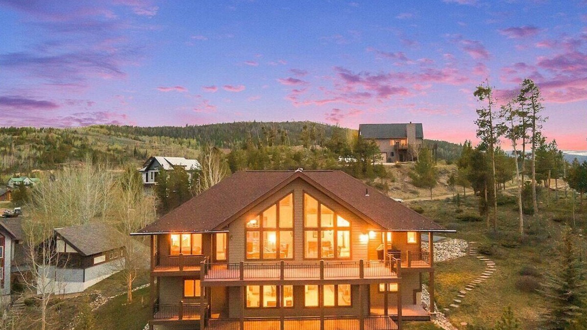 Innsbruck Val Moritz Cabin | Rocky Mtn Natl Park views, close skiing & Hot Tub!