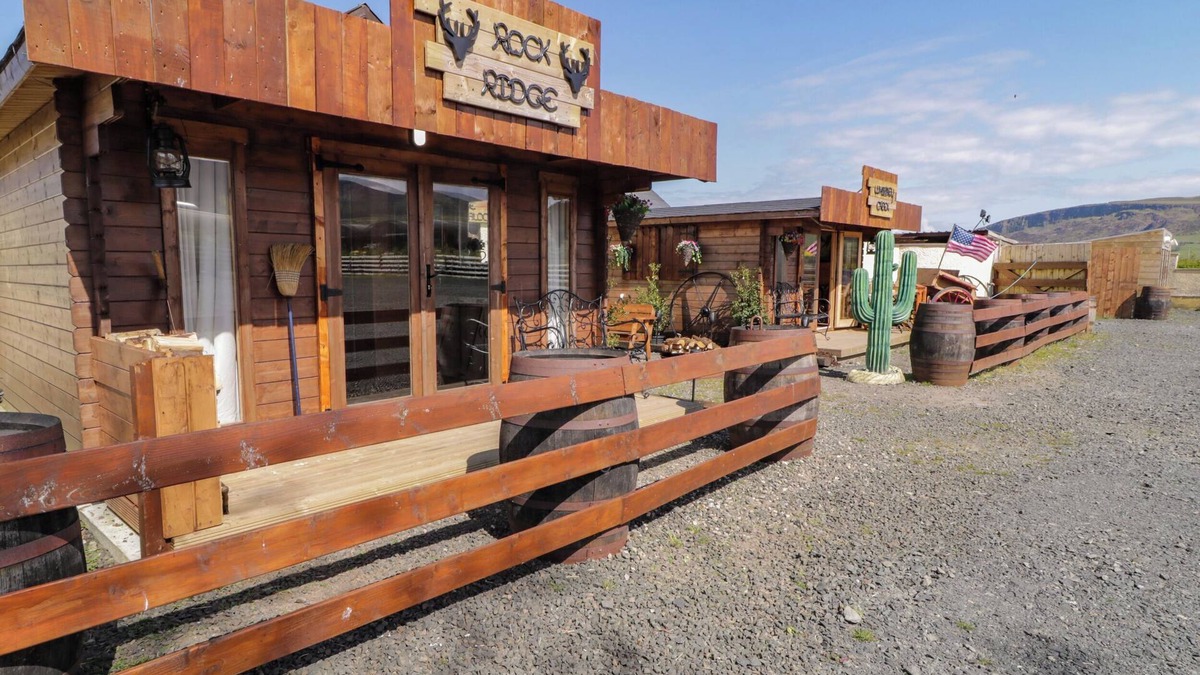 Limavady Cottage | ROCKY RIDGE CABIN, romantic, character holiday cottage in Castlerock