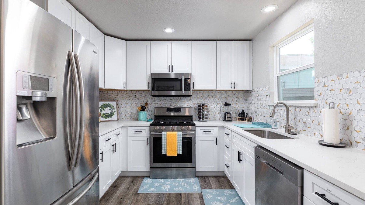 Northwest Los Angeles Heights House | Rodeo! A Great Home 8 MIN to Riverwalk, Downtown, Quarry. Pet Friendly Sleeps 8