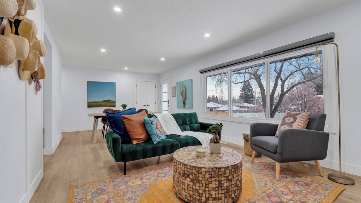 Killarney House | "Rodeo" Upper Suite in trendy Killarney - Huge backyard