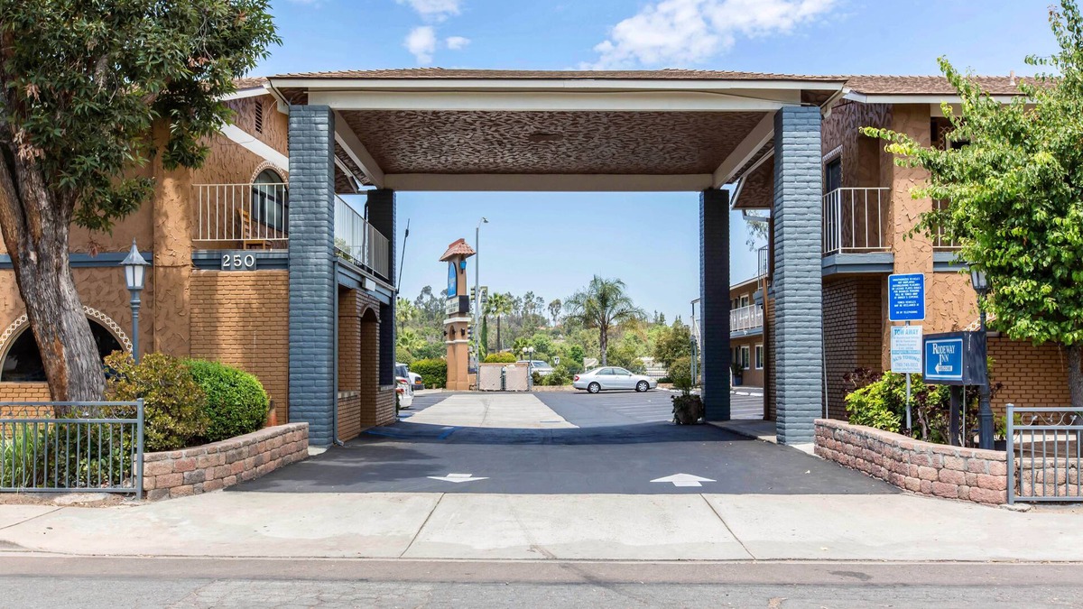 North Broadway Hotel | Rodeway Inn Escondido Downtown