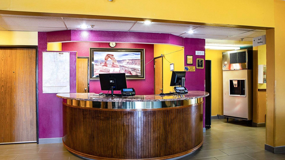 Monticello Hotel | Rodeway Inn & Suites