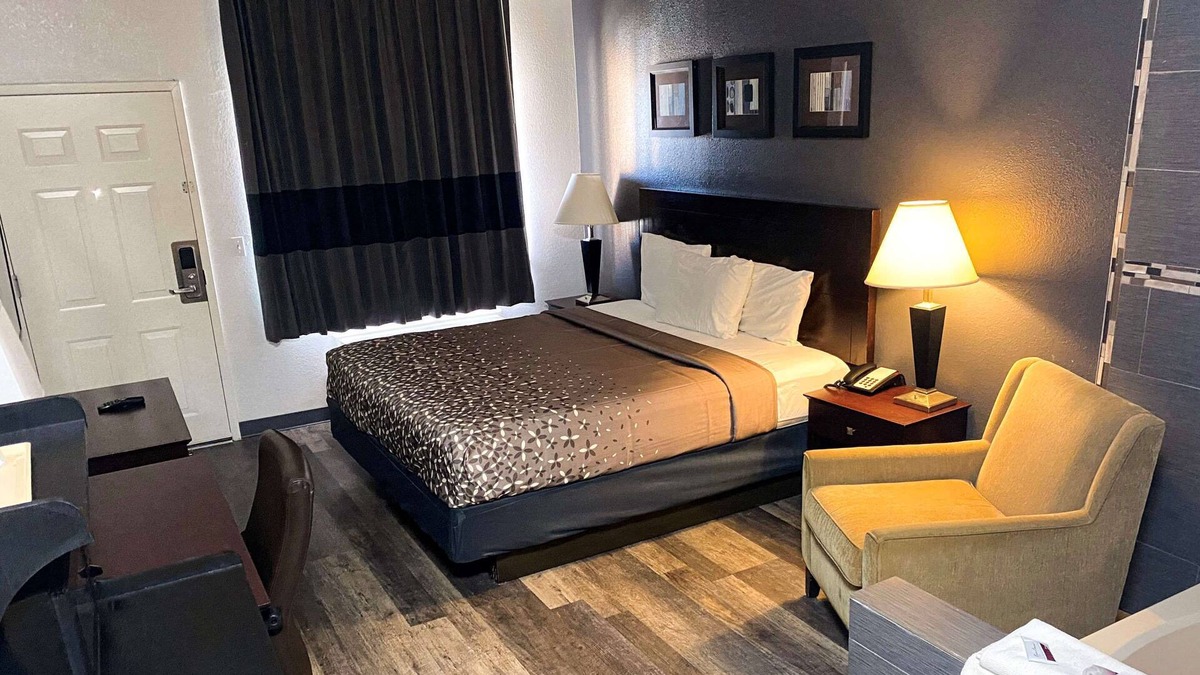 Stephenville Hotel | Rodeway Inn