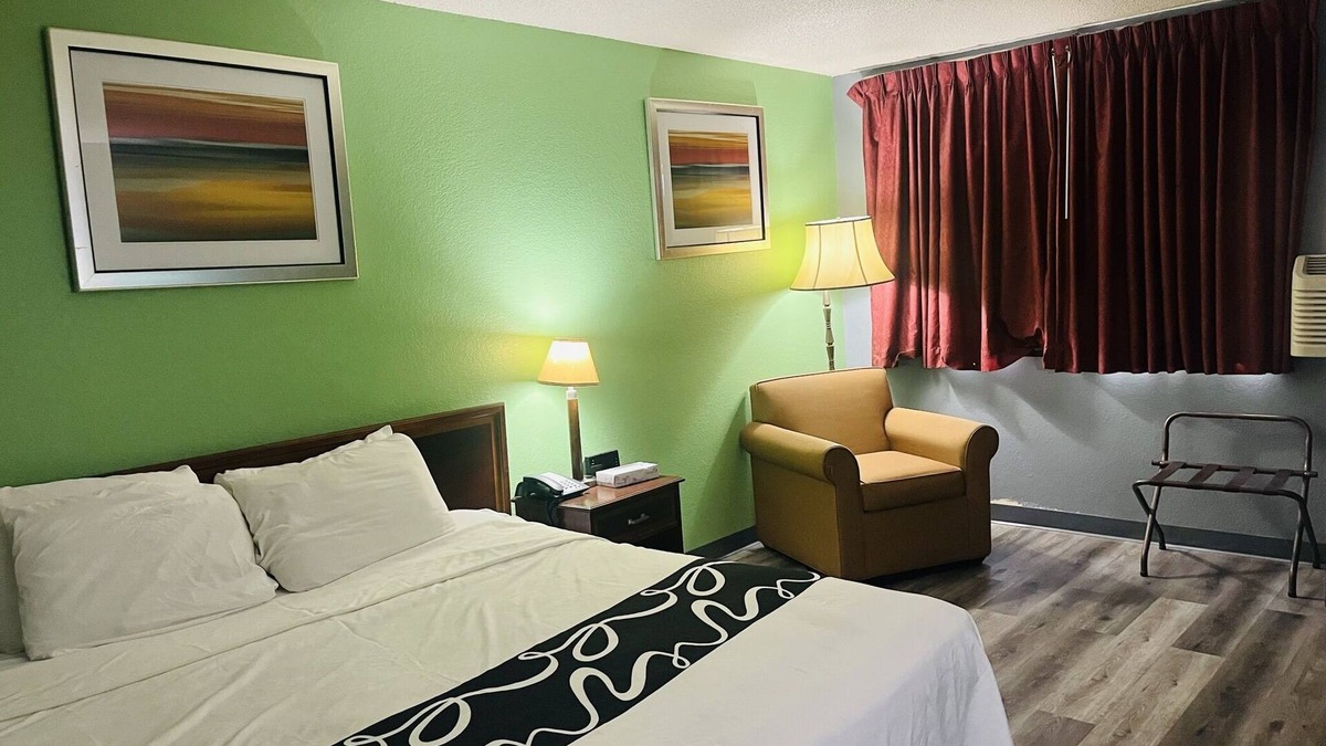 Whitehall Hotel | Rodeway Inn