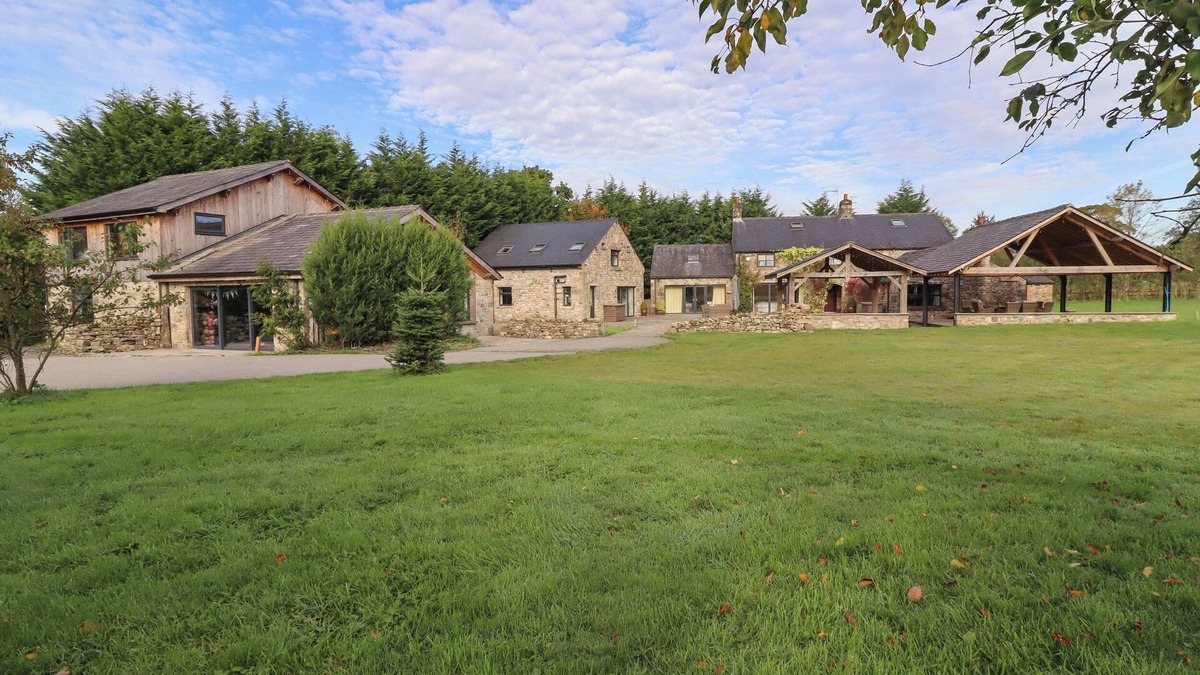 Clitheroe Cottage | ROE DEER COUNTRY RETREAT, family friendly, with hot tub in Clitheroe