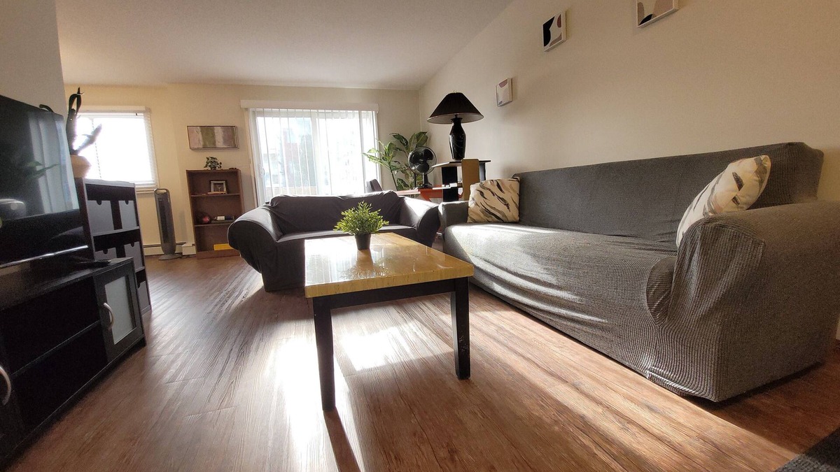 West Edmonton Apartment | ✅️ROGERS Place✅️King-2 twins-futon-cot✅️Central location✅️ 124 Street Arts Area