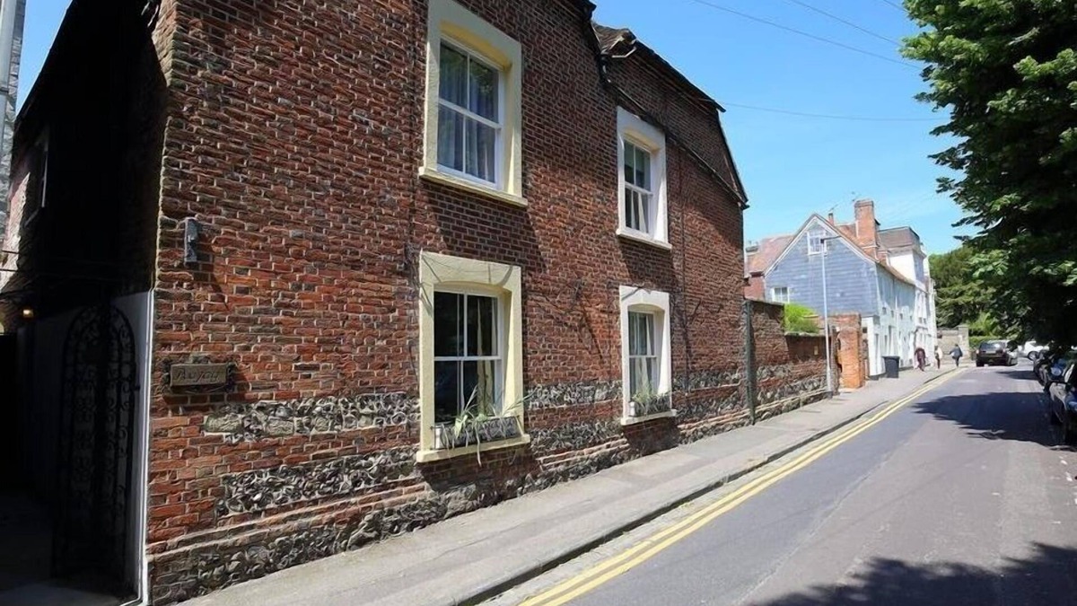 Salisbury Cottage | ROJOY, family friendly in Salisbury