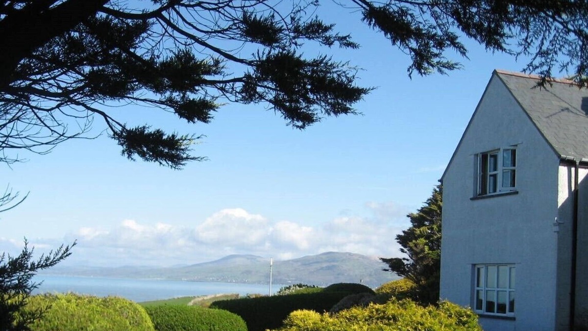 Llwyngwril House | Rola Sleeps 7 (4 Bedrooms)