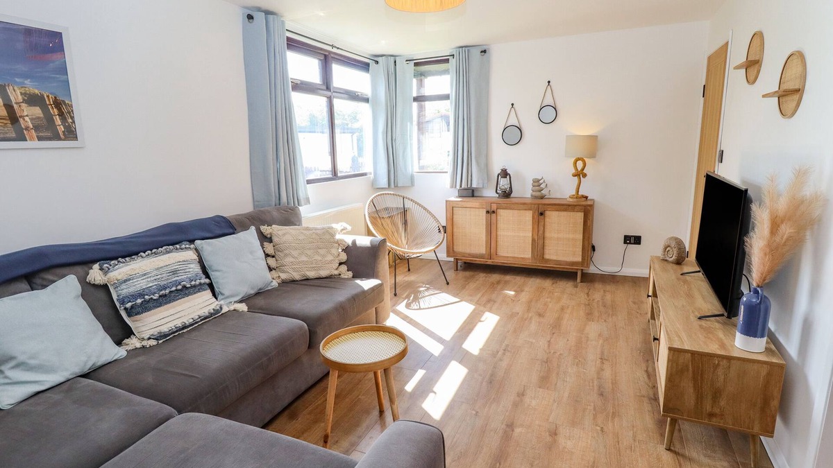 Grimsby Cottage | ROLLIN' DUNES, pet friendly in Humberston, Lincolnshire