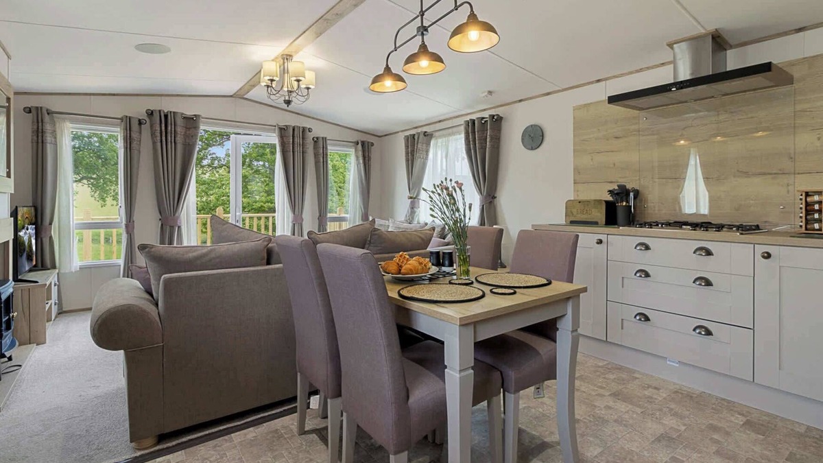 Newton Saint Cyres Ski Chalet | Rolling Hills Splash Escape -Swimming Pool-Fishing Nearby