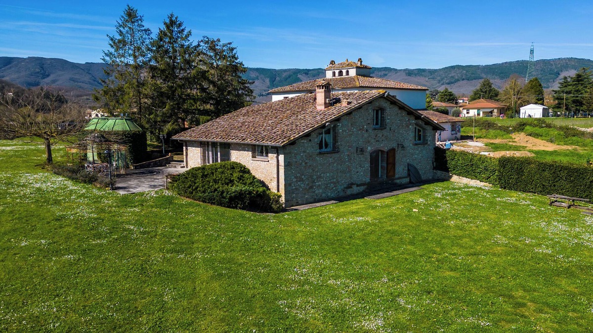 Cavallina Villa | Romantic 2 bedroom Tuscan lake view villa with an Jacuzzi- 20 min.from Florence!