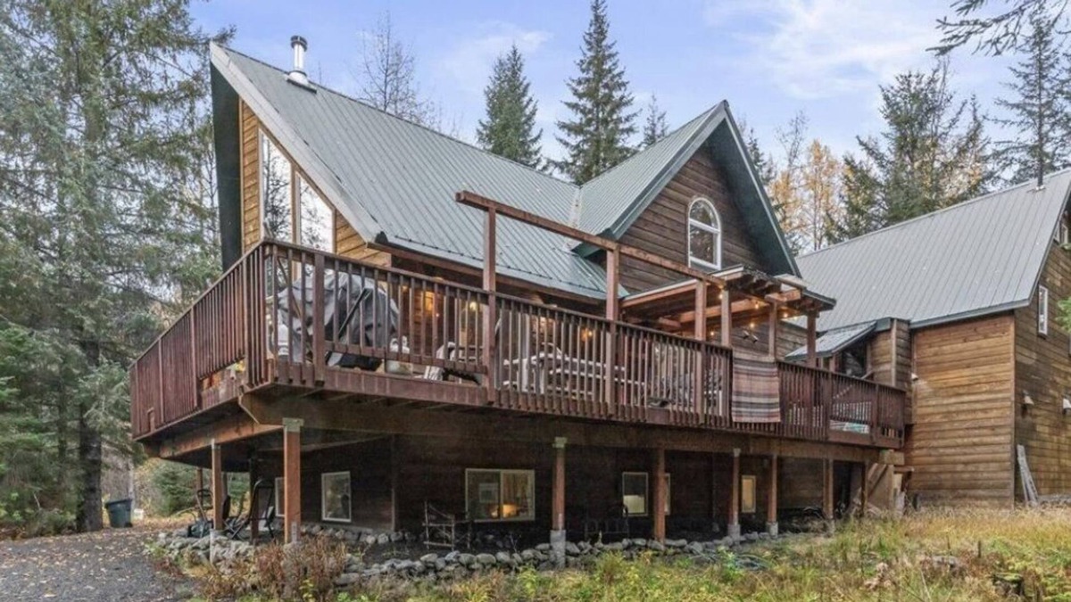 Bear Creek Ski Chalet | Romantic Alaskan Chalet w/Hot Tub