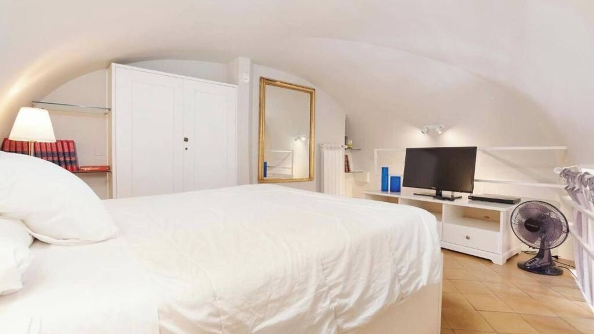 Rione V Ponte Apartment | Romantic and bright Renoir loft
