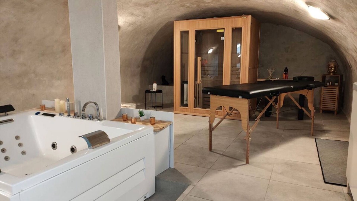 Dallet Apartment | Romantic apartment with spa area