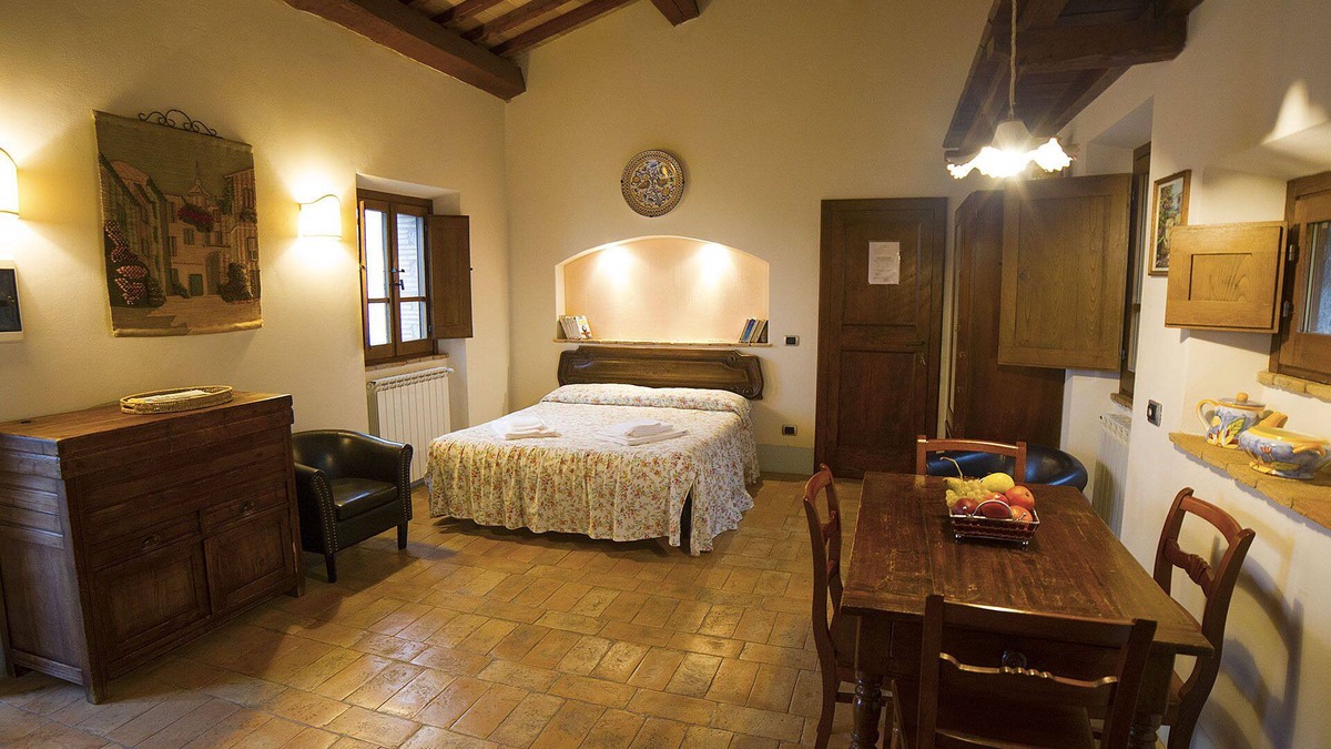 Radicofani Apartment | Romantic apartment with garden in a farmhouse with swimming pool