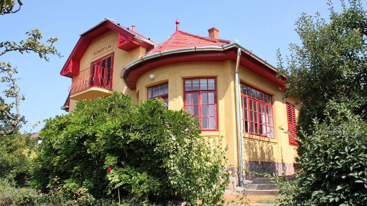 Fonyod House | Romantic Art Nouveau villa on Lake Balaton, well-kept garden, with lake view