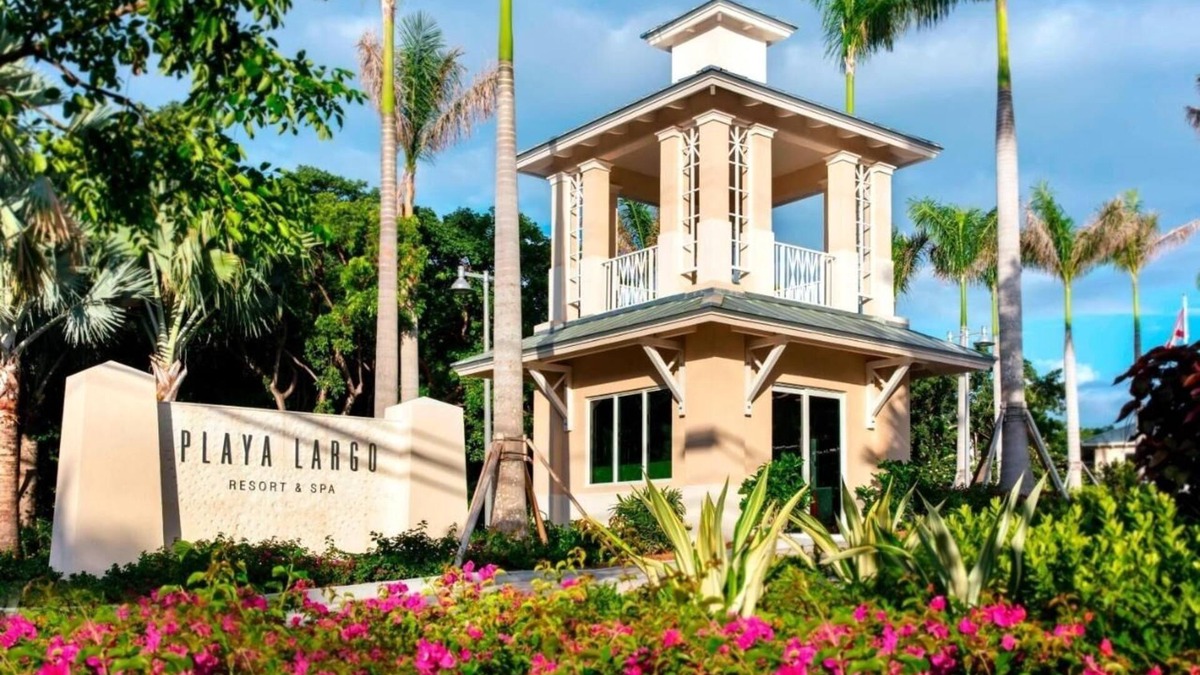 Rock Harbor Hotel | Romantic Beach Getaway! Gym, Pool & Spa Access! Pet Friendly King Stay!