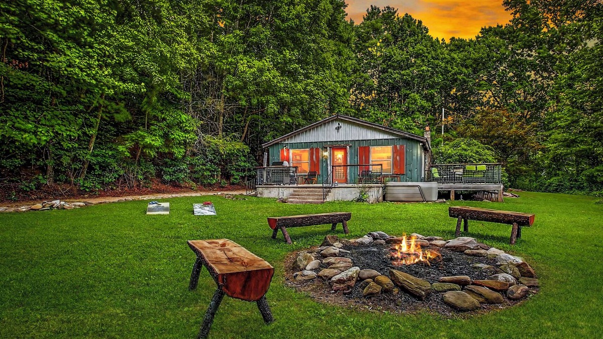 Candler House | Romantic Cabin Hideaway- 50 Private Acres, Hot tub, Blue Ridge Parkway, stream