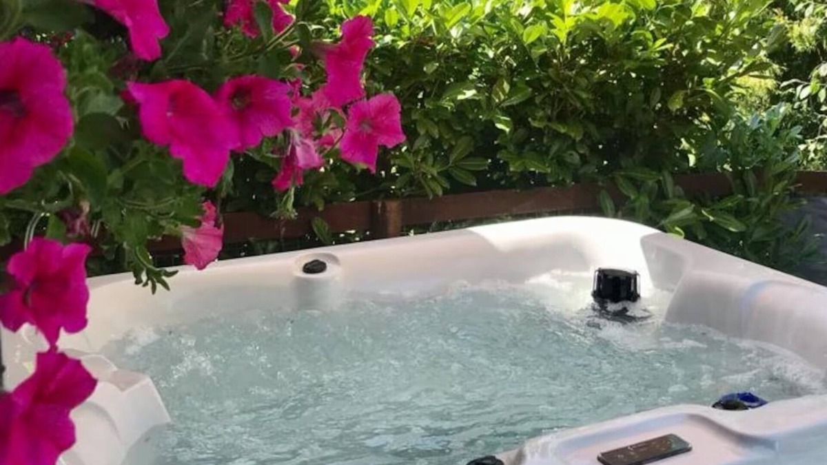Nantwich Cabin | ROMANTIC COLONIAL LODGE WITH HOT TUB, RURAL CHESHIRE