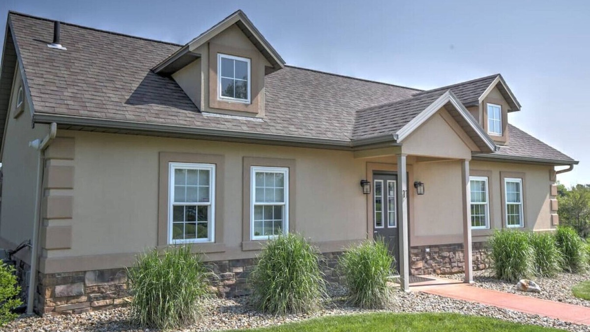 Millersburg Cottage | Romantic Cottage with Kitchen & Private Hot Tub