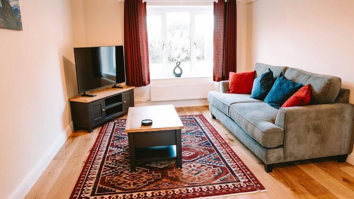 Bromham Cottage | Romantic Country Cottage with Private hot tub