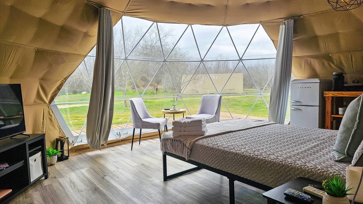 Jourdanton Cottage | 🏕Romantic Country Stay 😍 ♥️ Lake, Telescope 🔭 Peddle Boat, Kayaks