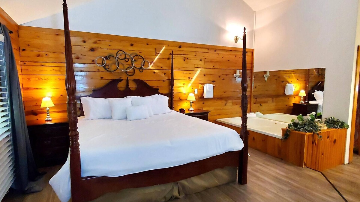 Eureka Springs Cabin | Romantic, country cabin for two with oversize jetted tub