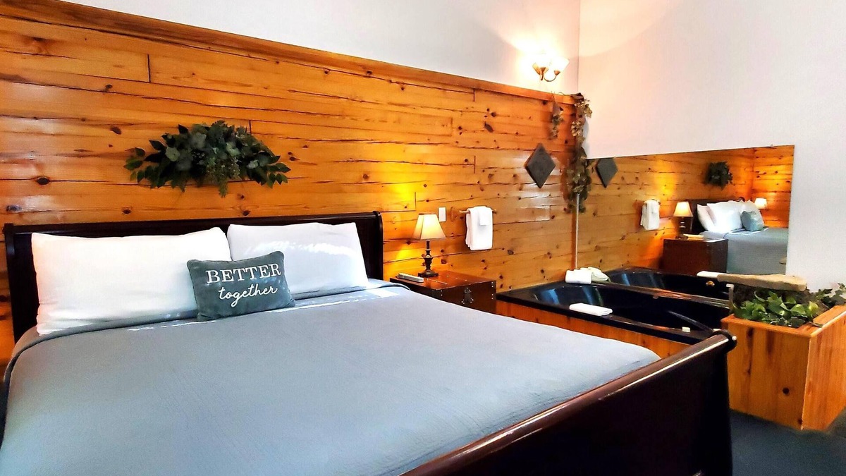 Eureka Springs Cabin | Romantic, country cabin for two with oversize jetted tub