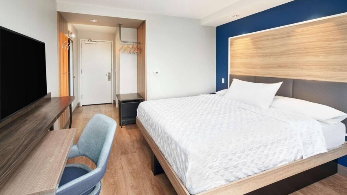 Dania Beach Hotel | Romantic Couple Getaway! | Walk to Marina & Frost Park, Parking, Free Breakfast!