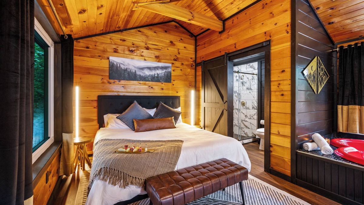 Sevierville Cabin | Romantic Couples Hideaway! Private Theater! Hot tub! Firepit! SEASONAL SPECIALS!