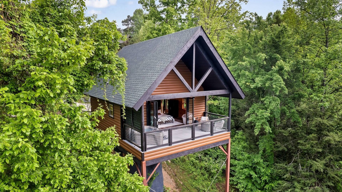 Pigeon Forge Cabin | Romantic Couples Treehouse! Theatre! 3 min to PF!