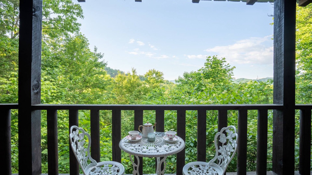 Sevierville Ski Chalet | Romantic + Cozy +Views Smokey Mountain & Hot Tub