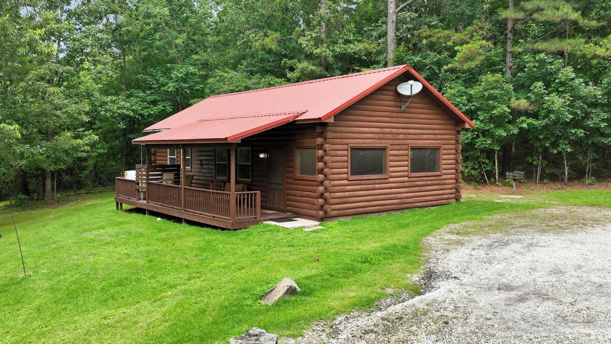 Bismarck Cabin | Romantic Creek Cabin with Hot Tub