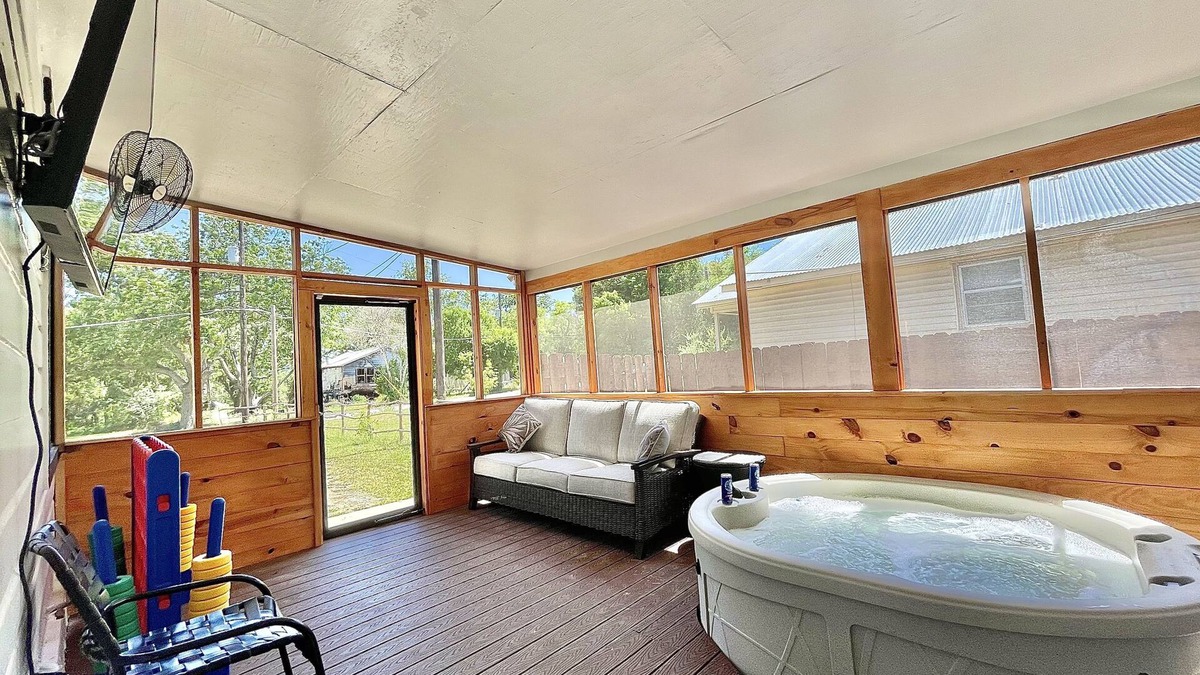 San Marcos House | Romantic Farmhouse w hot tub, DT SM 5 min