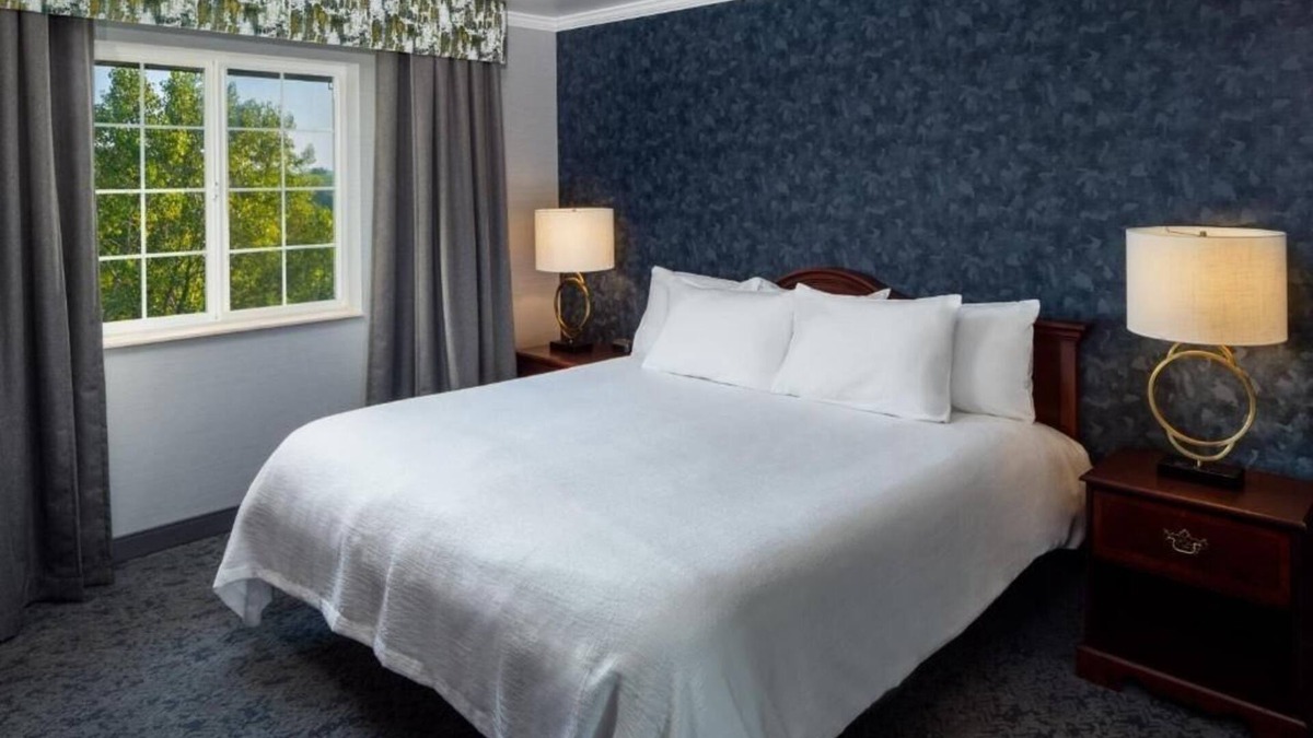 Galena Hotel | Romantic Guestroom Perfect for Couples’ Escape