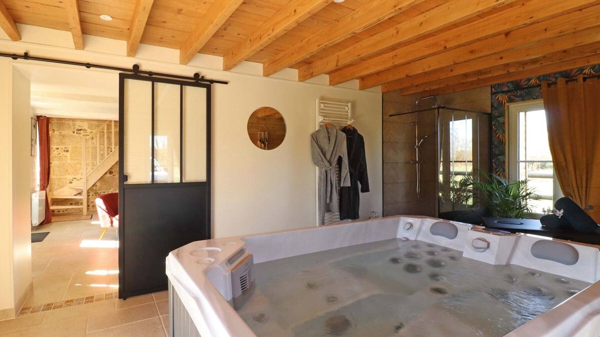 Le Sap Cottage | Romantic Hideaway with Spa, Massage Table, and Champagne in Norman Countryside