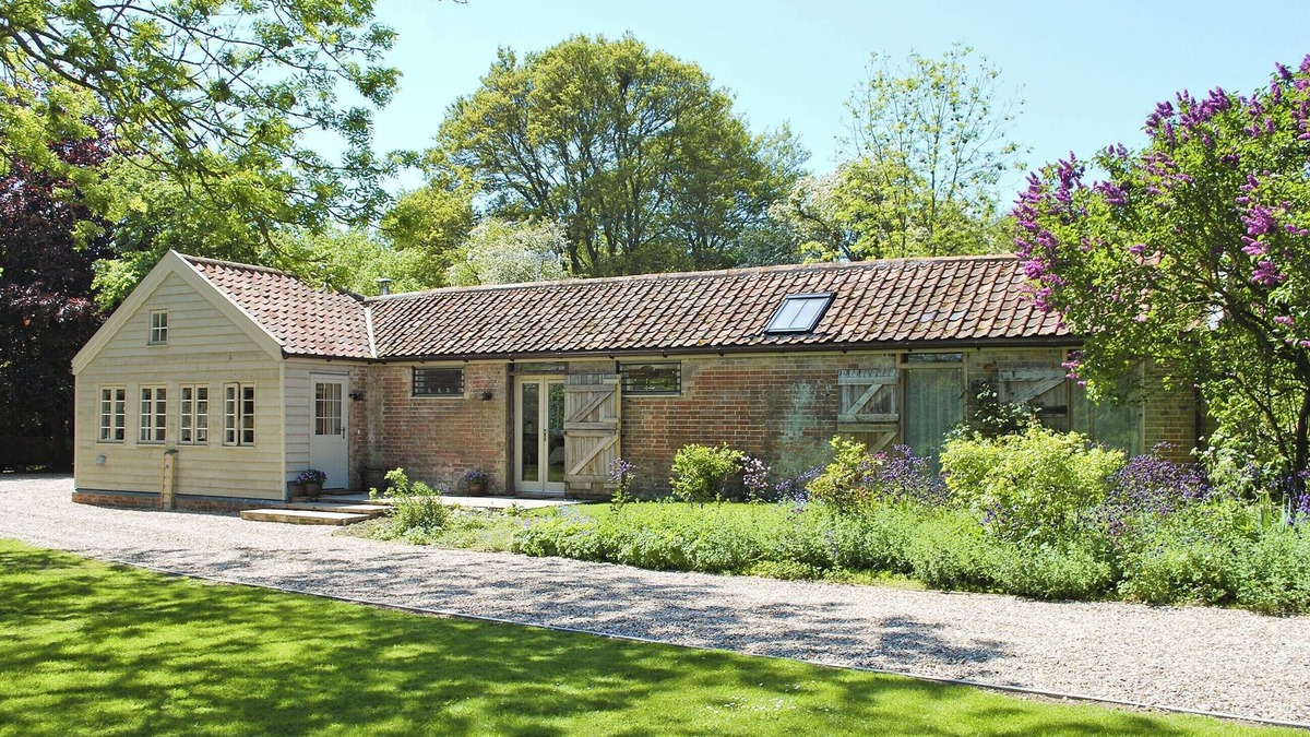 Saxmundham Cottage | Romantic hideaway for couples (and their pets.
